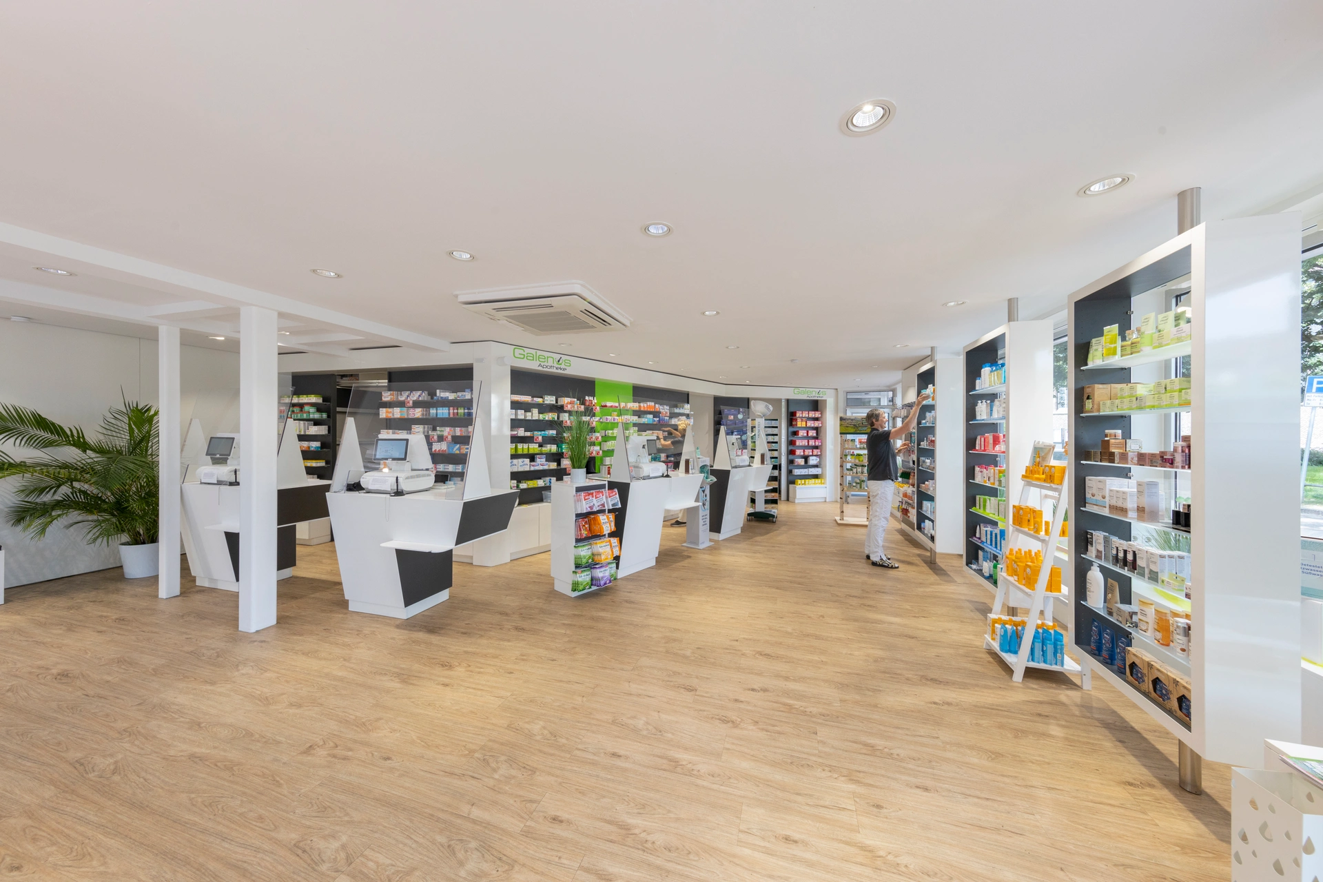 galenus-apotheke-innenbereich-modern Ihre Galenus Apotheke mit viel Platz für persönliche Beratung und Service.